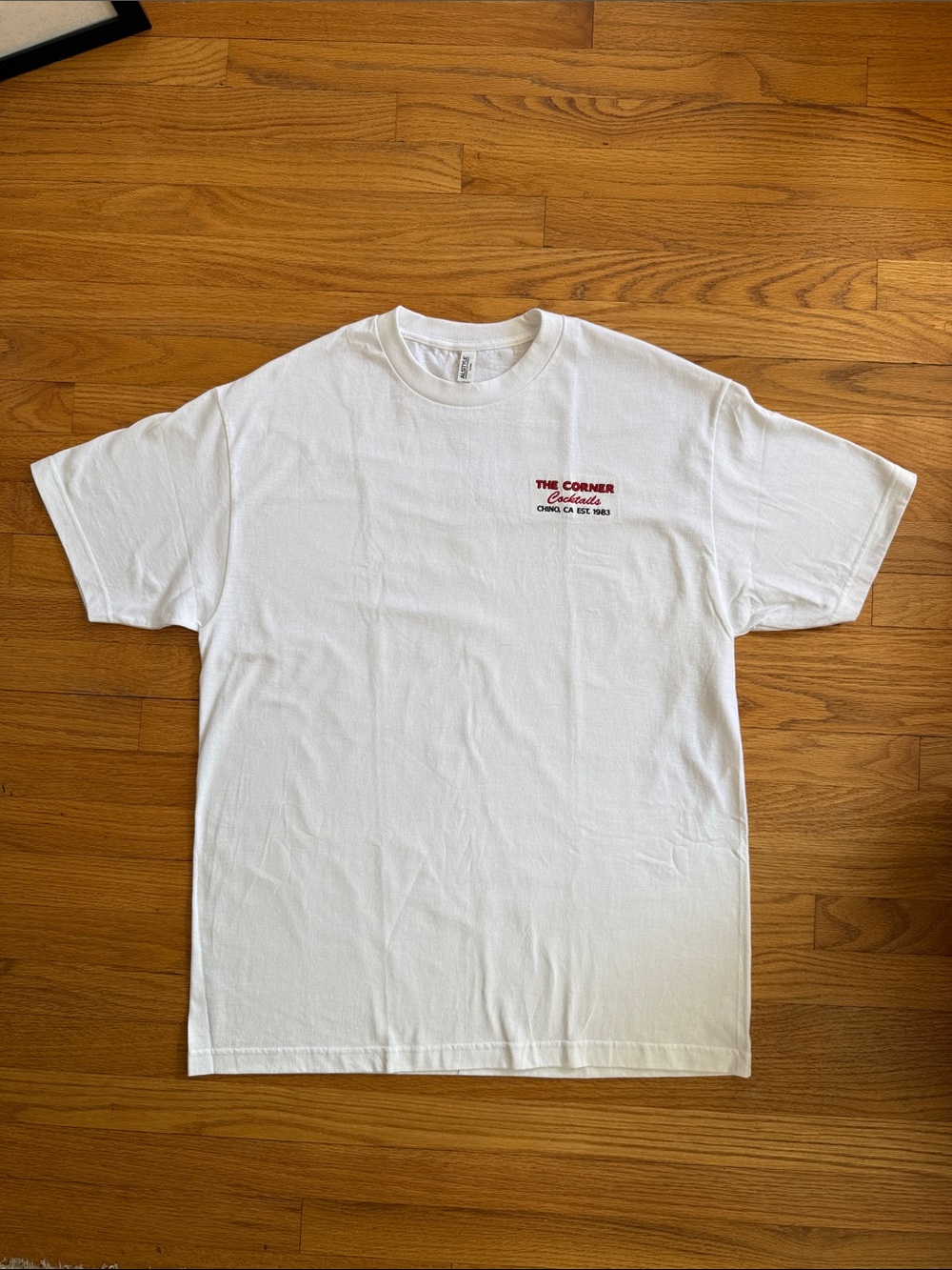 The Corner Cocktails Chino CA Est 1983 T-Shirt Mens XL Embroidered Dive Bar Tee - Picture 4 of 11